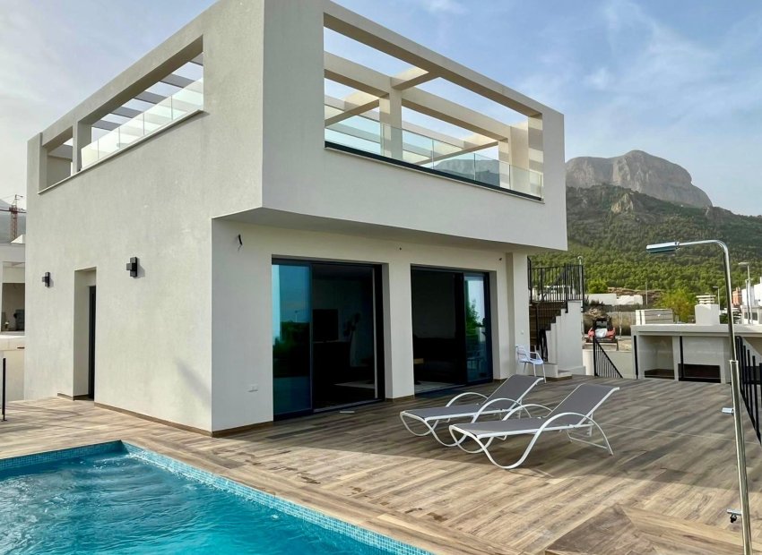 Designer villa with 5 bedrooms, sea views, pool and solarium in Polop (Costa Blanca)