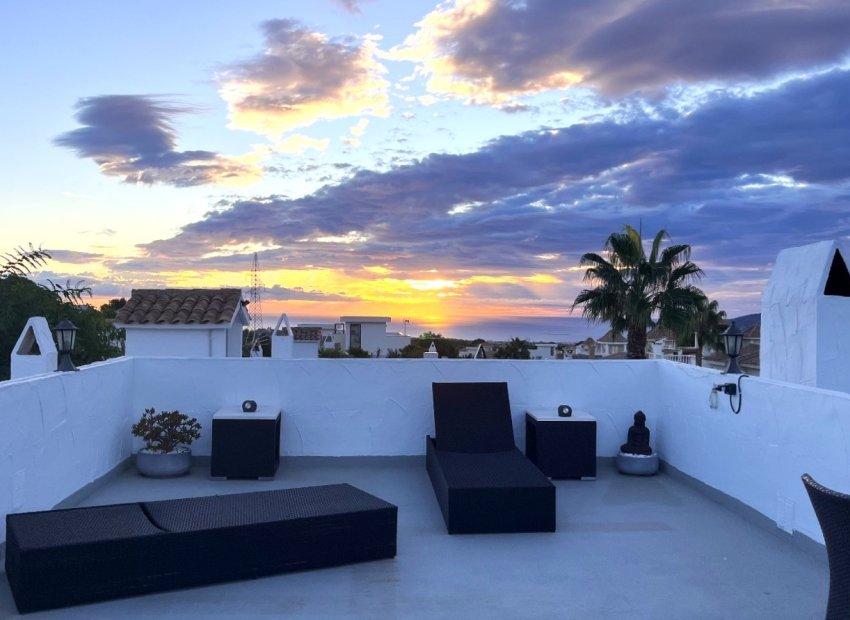 EN VENTA ADOSADO  DE UNA PLANTA CON VISTA AL MAR Y MONTAÑA