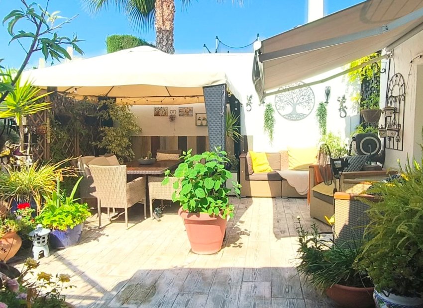 EN VENTA ADOSADO  DE UNA PLANTA CON VISTA AL MAR Y MONTAÑA