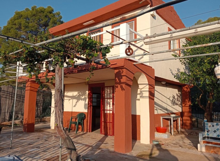 EN VENTA CASA DE CAMPO CON VISTAS EN LA NUCÍA