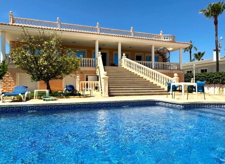 EN VENTA EXCLUSIVA VILLA CON PISCINA EN ALFAZ