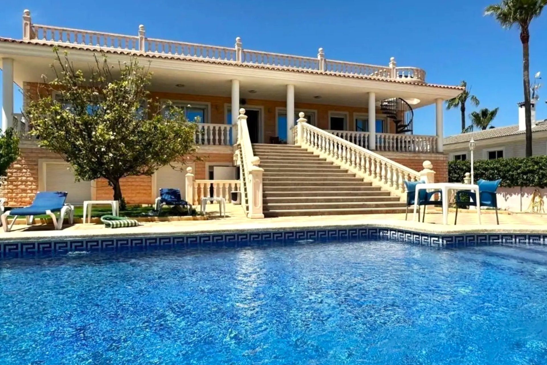 EN VENTA EXCLUSIVA VILLA CON PISCINA EN ALFAZ