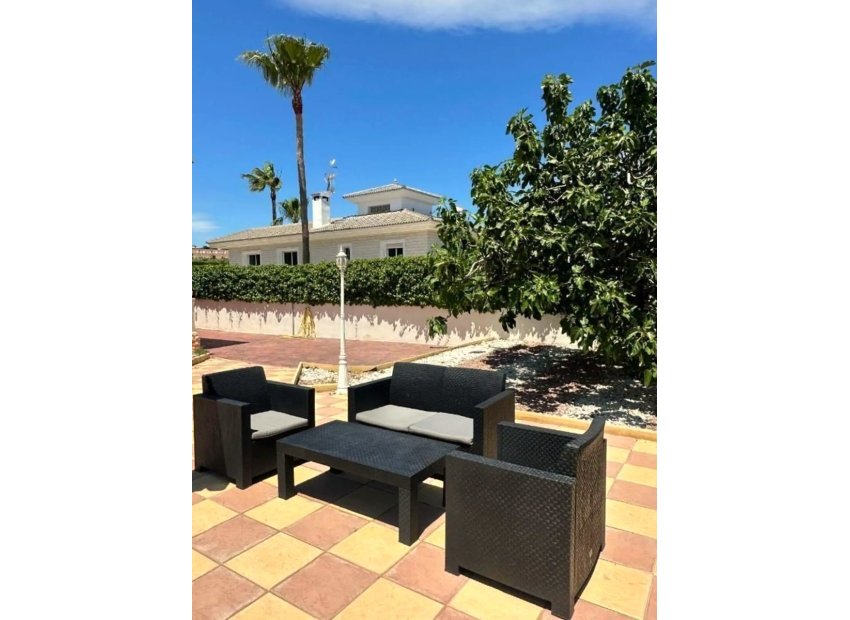 EN VENTA EXCLUSIVA VILLA CON PISCINA EN ALFAZ