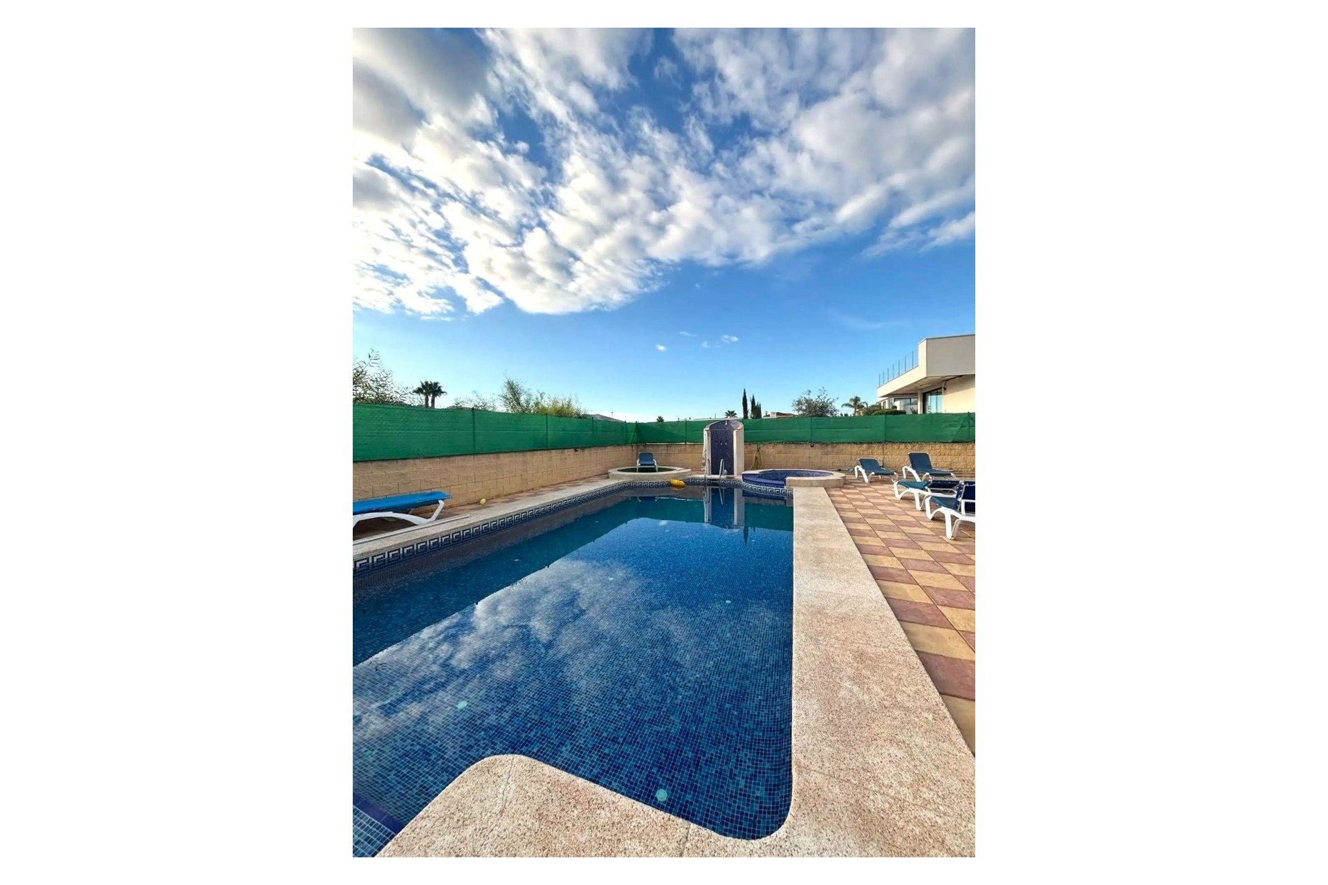 EN VENTA EXCLUSIVA VILLA CON PISCINA EN ALFAZ