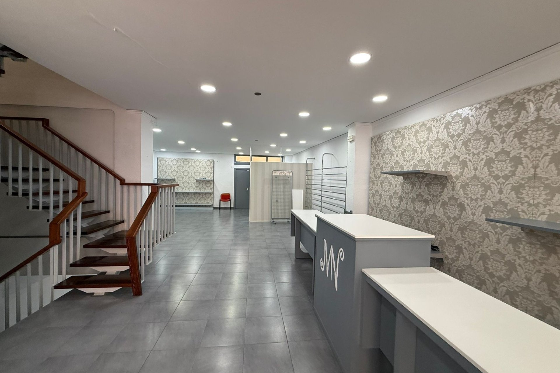 Entrada - Se vende amplio local en Tavernes de la Valldigna