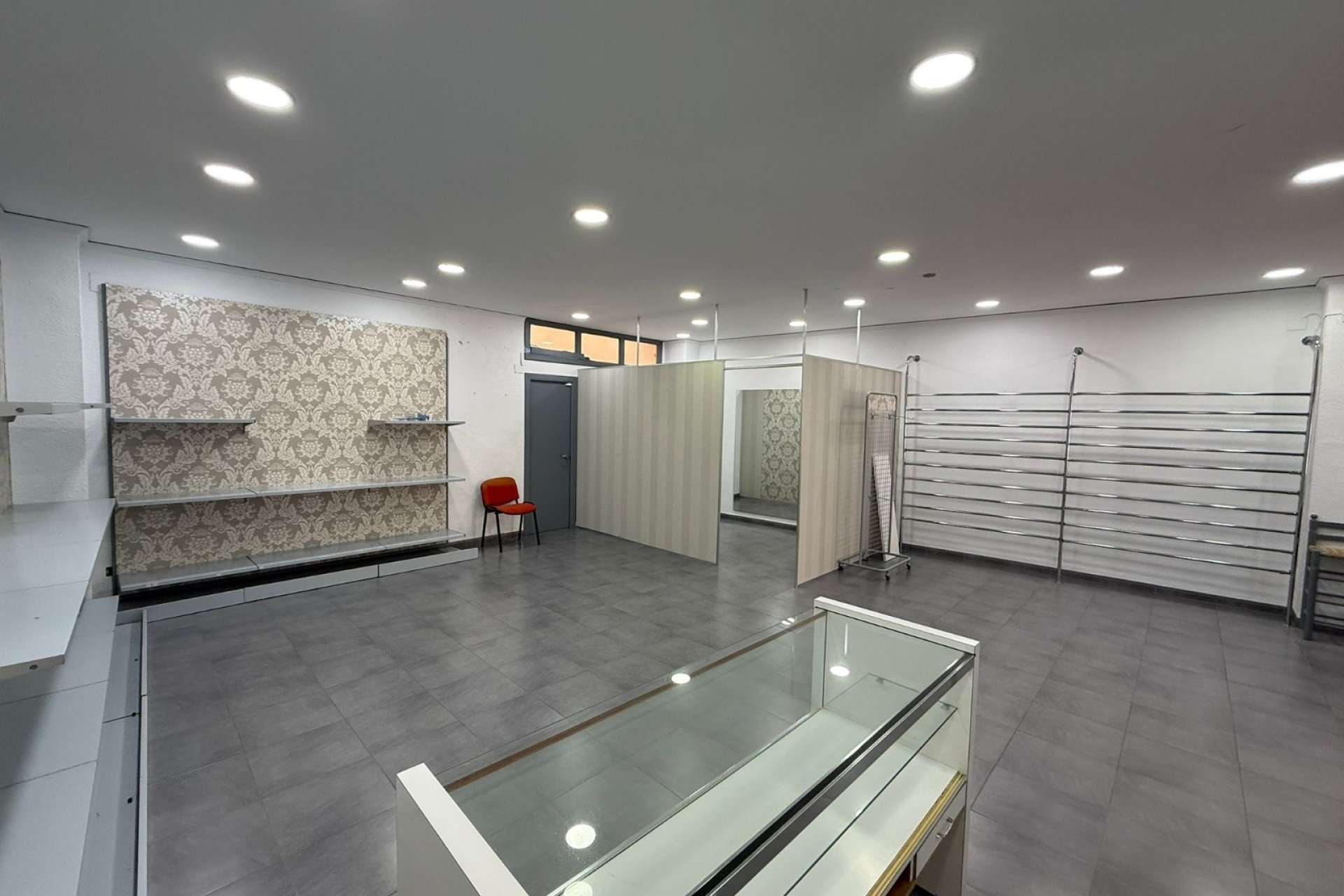 Entrada - Se vende amplio local en Tavernes de la Valldigna