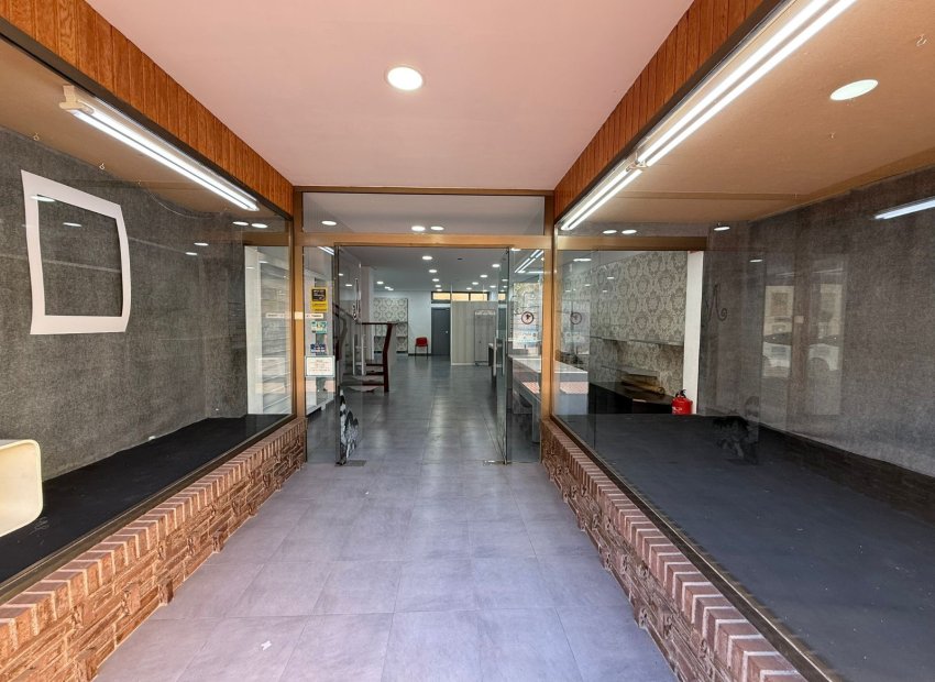 Escaparate - Se vende amplio local en Tavernes de la Valldigna