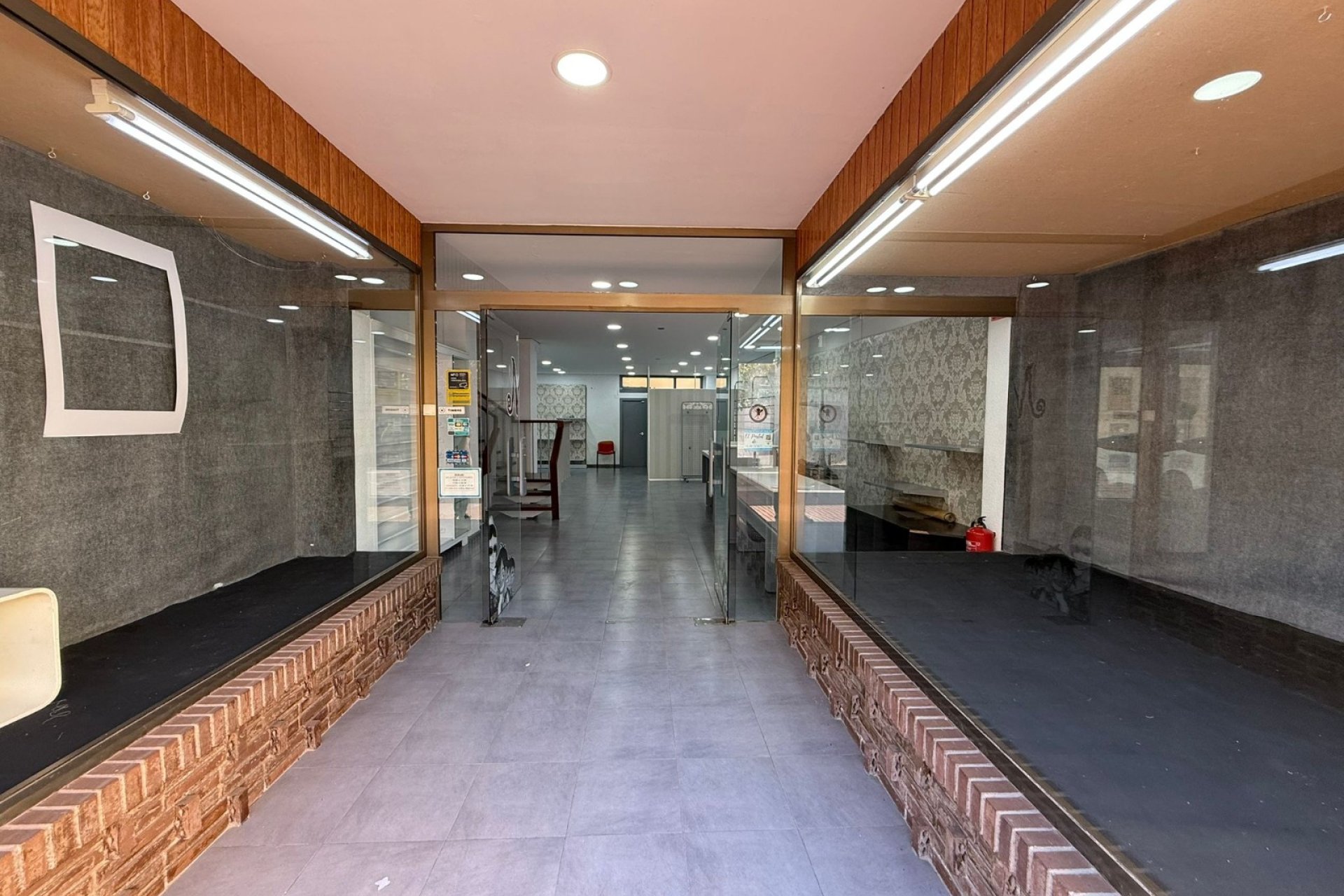 Escaparate - Se vende amplio local en Tavernes de la Valldigna