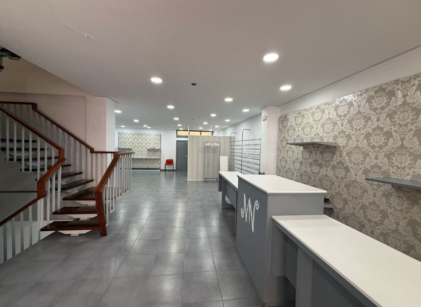 Escaparate - Se vende amplio local en Tavernes de la Valldigna