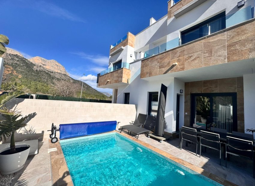 Exterior - Beautiful Townhouse in Polop with Private Pool and Sea Views (Polop – Costa Blanca)