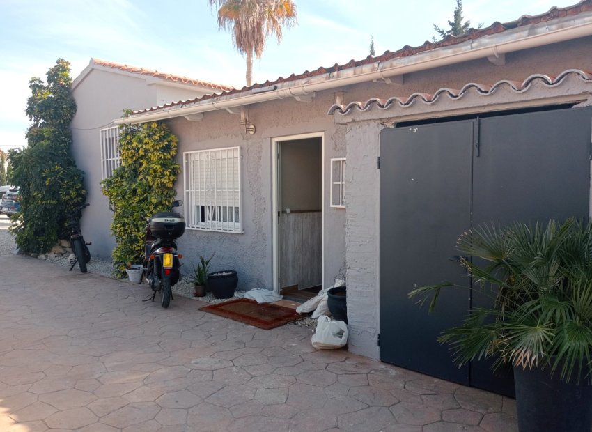 Facade - Detached Villa + Functioning Commercial Premises with Large Plot in La Nucía (Costa Blanca)