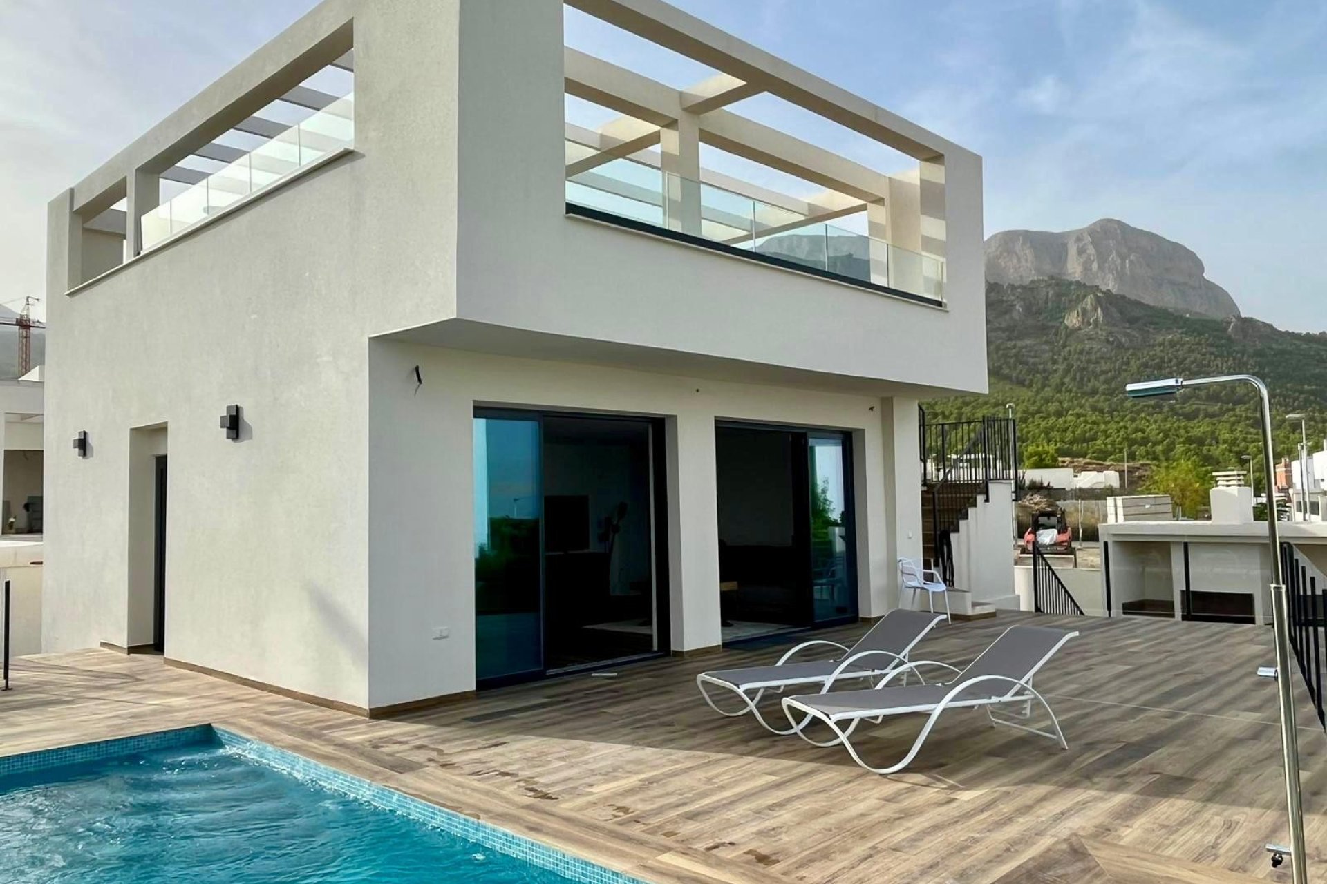 Façade - Villa moderne avec 5 chambres, vue mer, piscine et solarium à Polop (Costa blanca)