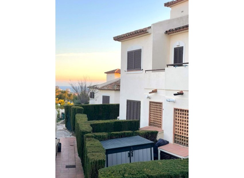 Fachada - Encantadora Casa tipo Bungalow en Urbanización Privada – Sierra Cortina (Finestrat, Costa Blanca)