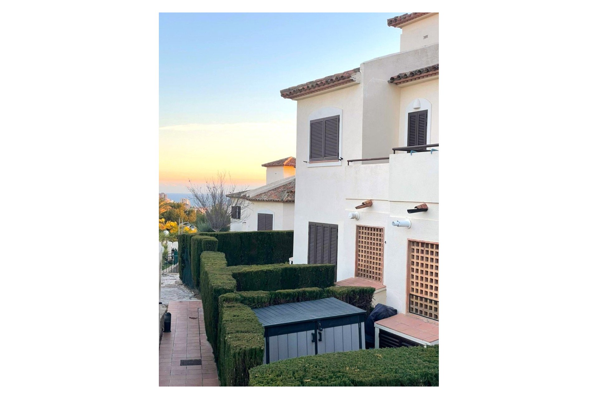 Fachada - Encantadora Casa tipo Bungalow en Urbanización Privada – Sierra Cortina (Finestrat, Costa Blanca)