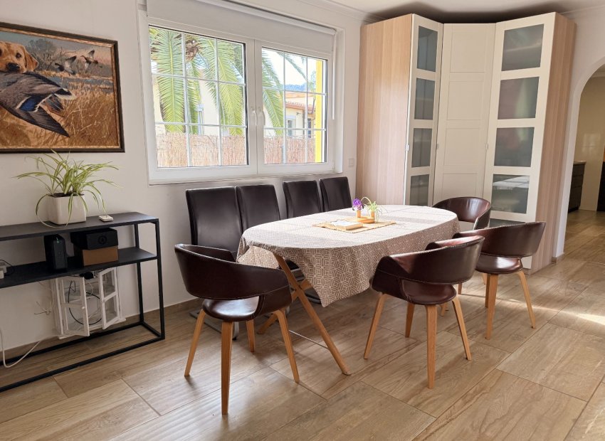 Herverkoop -  -
Denia - Les Marines - Las Marinas