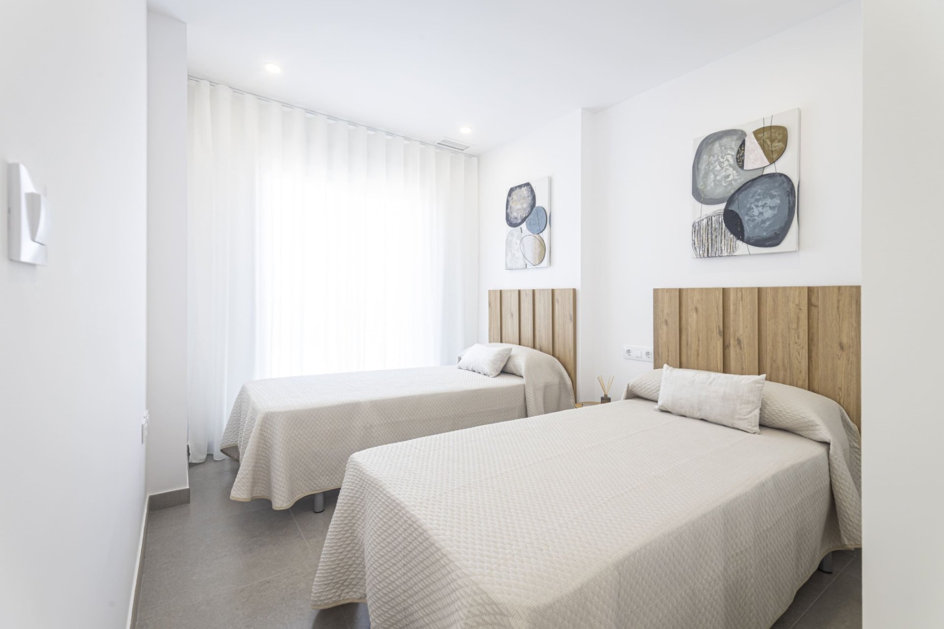 Neue Gebäude - Duplex -
