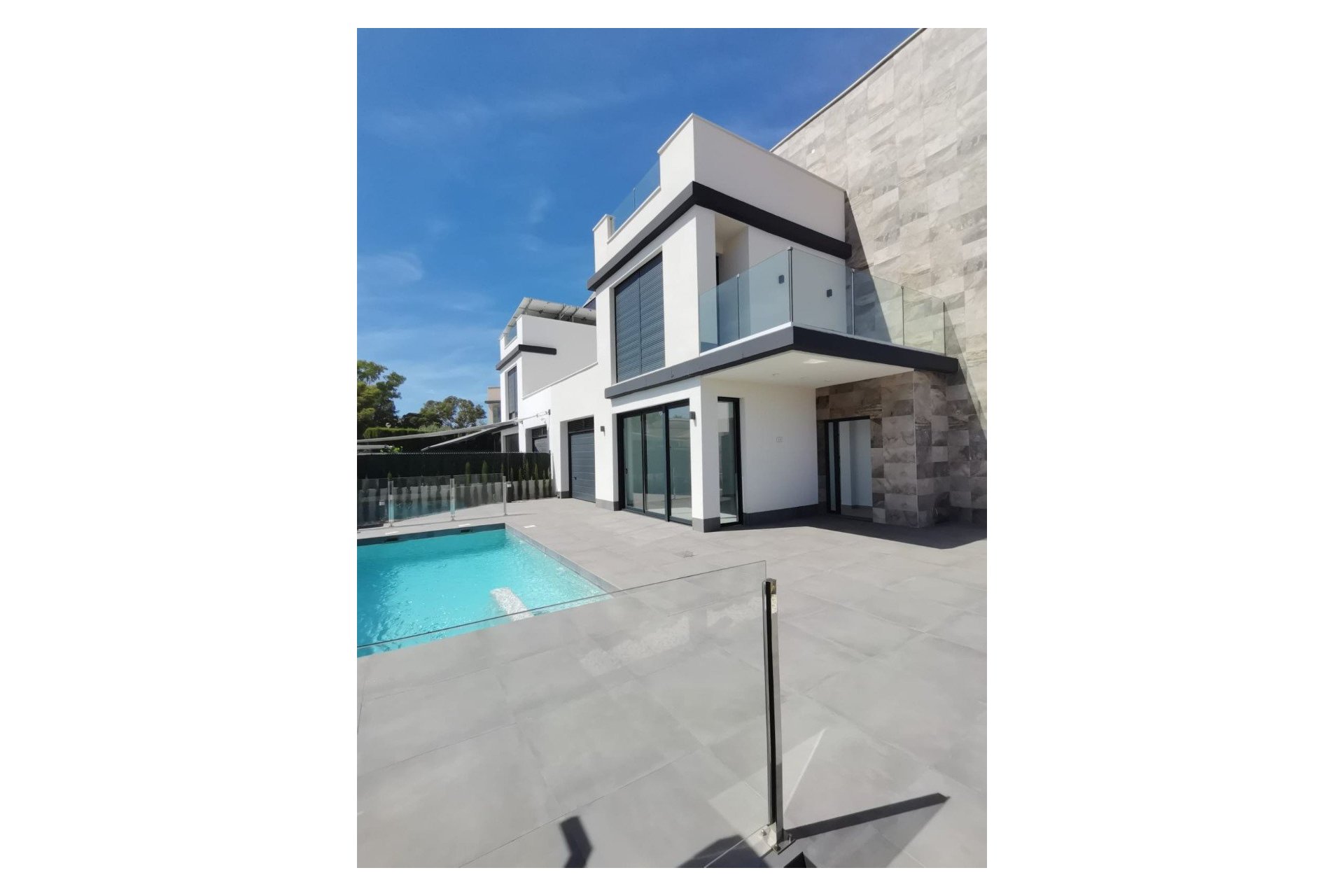 Neue Gebäude - Villa -
