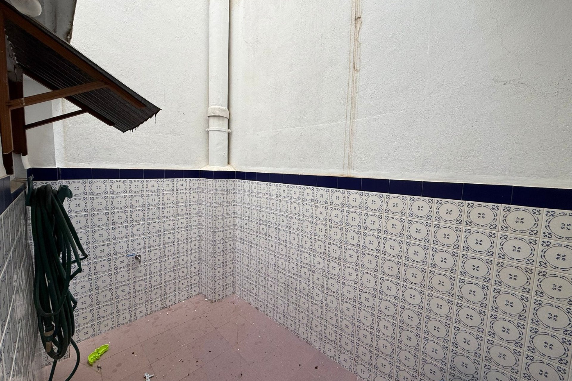 Patio de luces - Se vende amplio local en Tavernes de la Valldigna