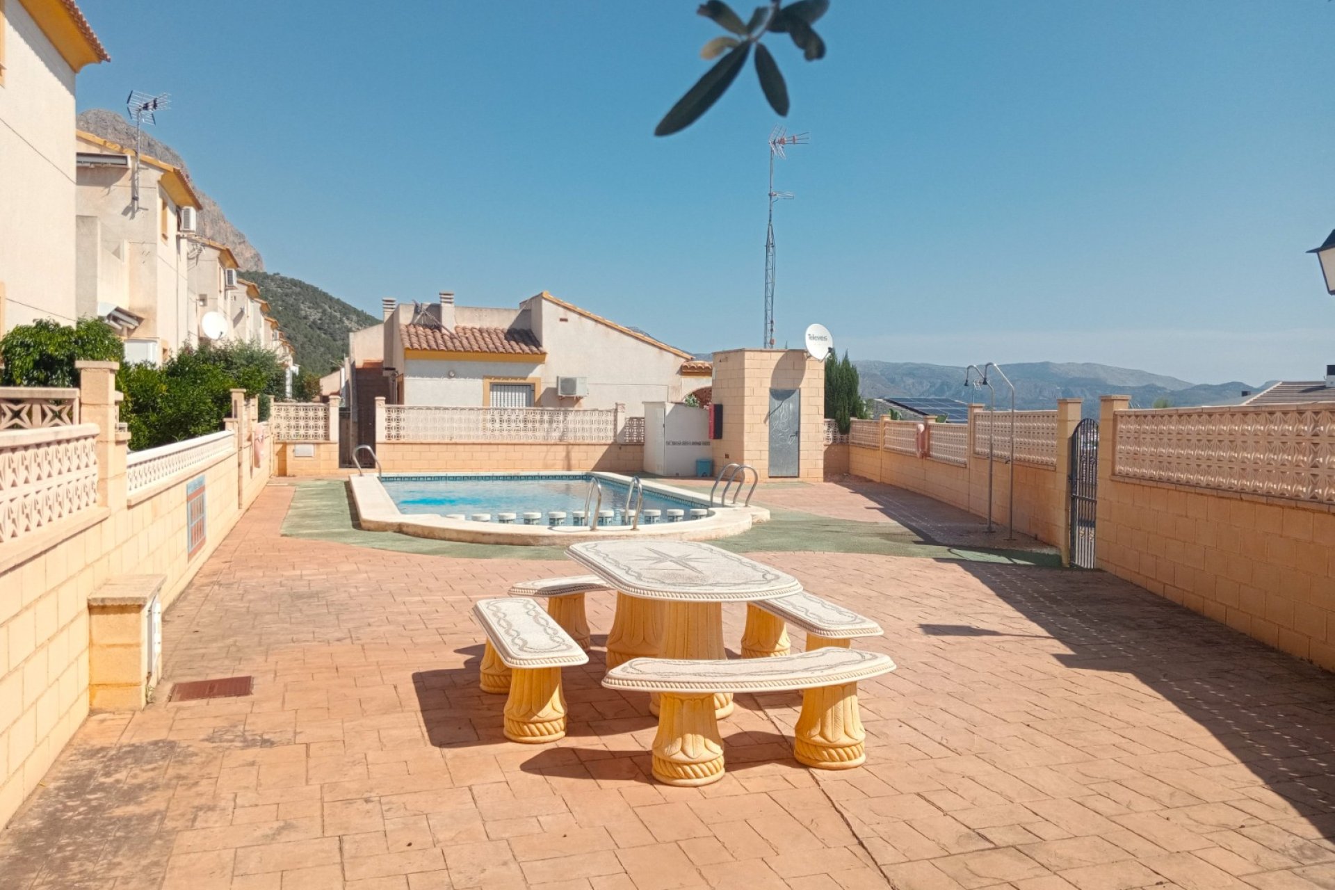 Piscina - Encantador chalet en venta independiente en esquina con vistas al mar y la montaña – Polop (Costa Blanca)