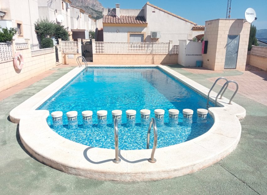 Piscina - Encantador chalet en venta independiente en esquina con vistas al mar y la montaña – Polop (Costa Blanca)