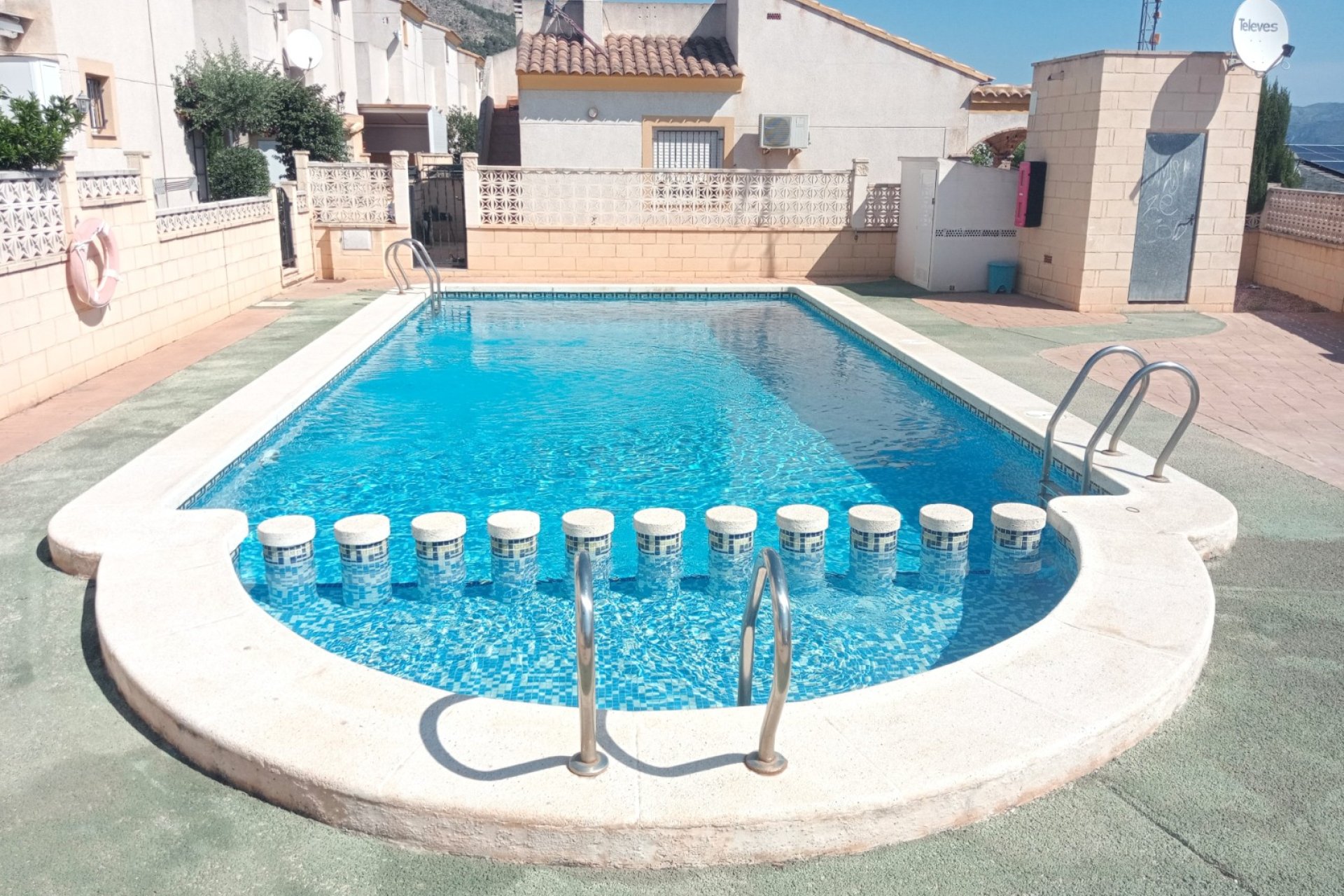Piscina - Encantador chalet en venta independiente en esquina con vistas al mar y la montaña – Polop (Costa Blanca)