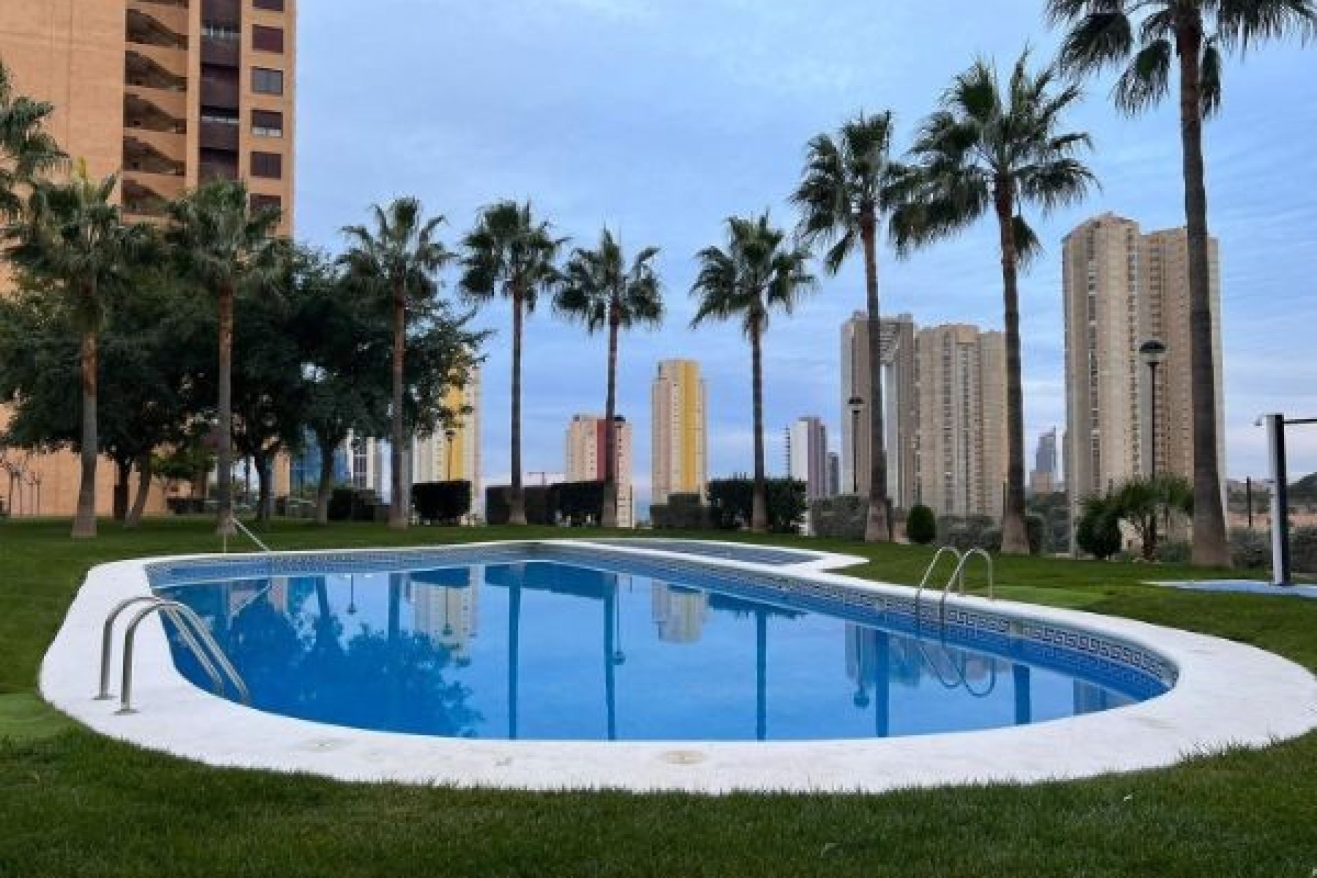 Piscina -Piso con urbanización con piscina en Benidorm Poniente (Costablanca - Alicante)