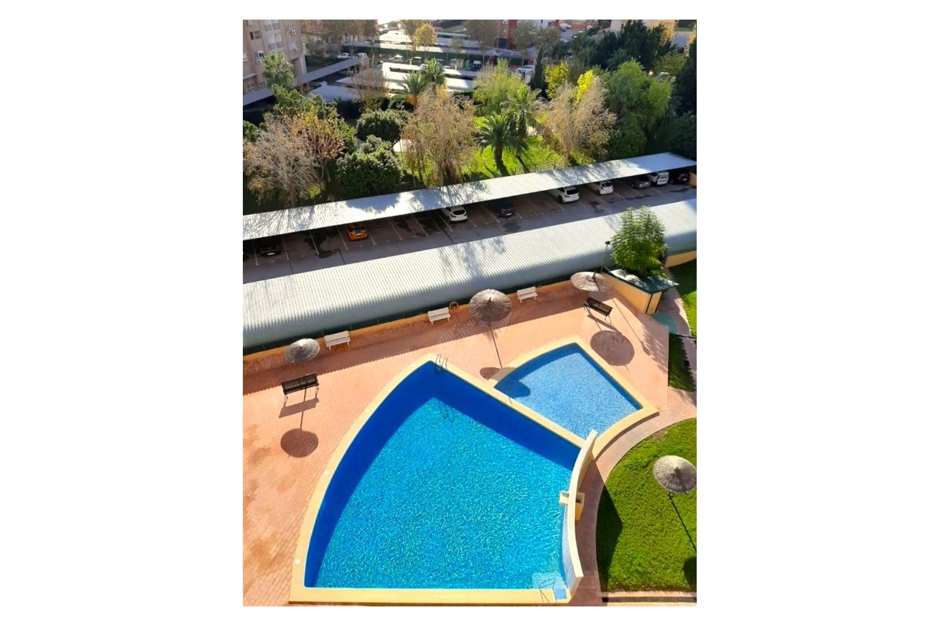 Piscina - Piso en buena urbanización y piscina comunitaria en venta en Benidorm (Costa Blanca)