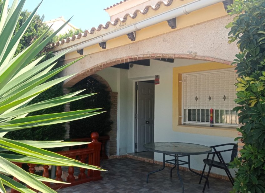 Porche - Encantador chalet en venta independiente en esquina con vistas al mar y la montaña – Polop (Costa Blanca)