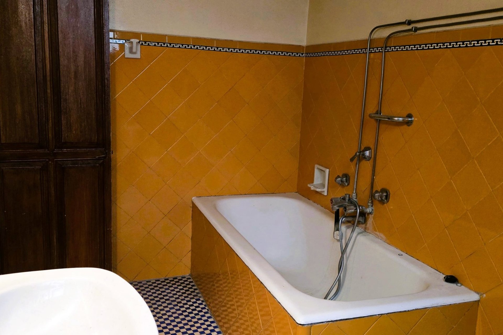 Resale - Casa de pueblo  -
Pego