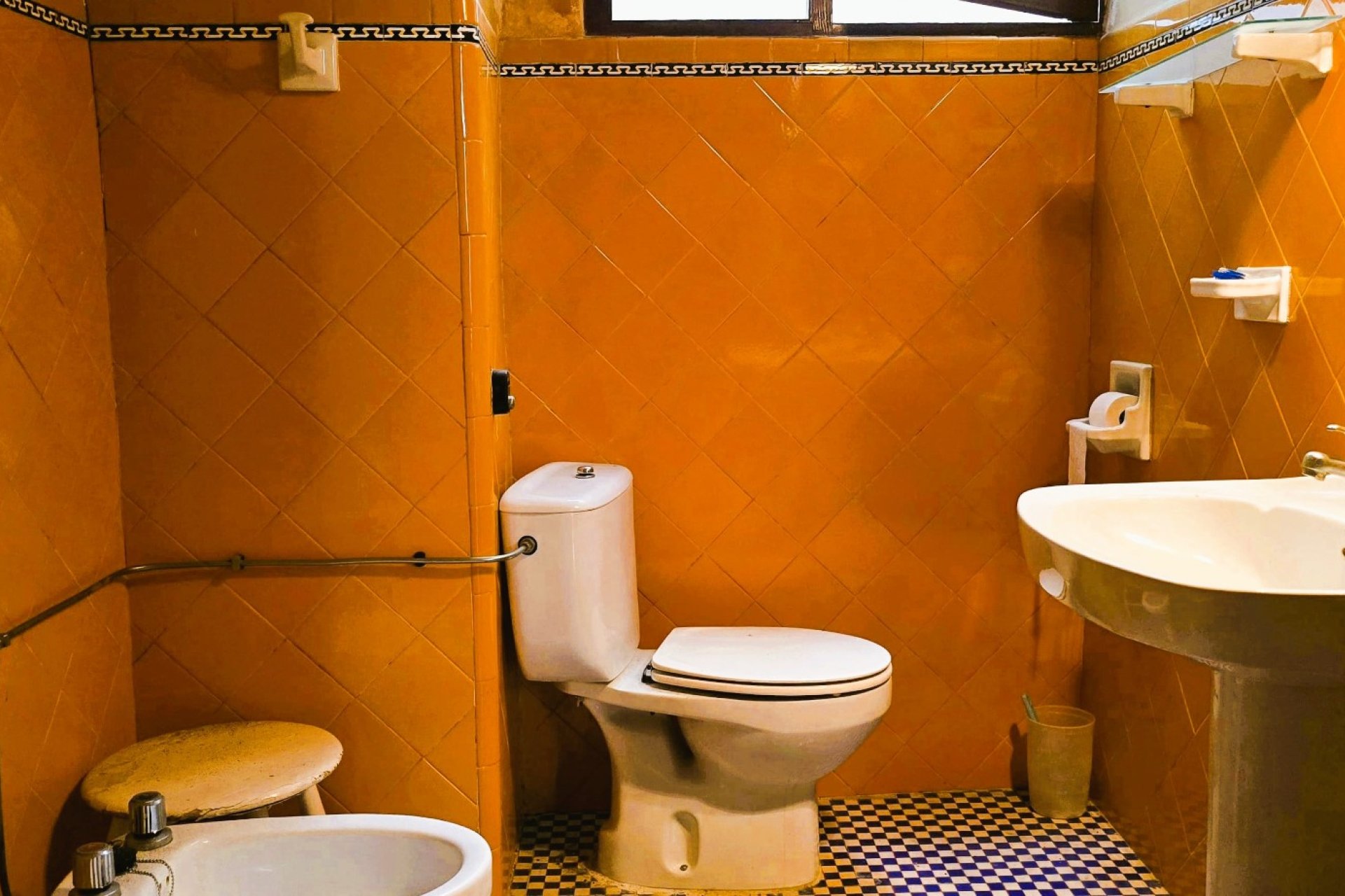 Resale - Casa de pueblo  -
Pego