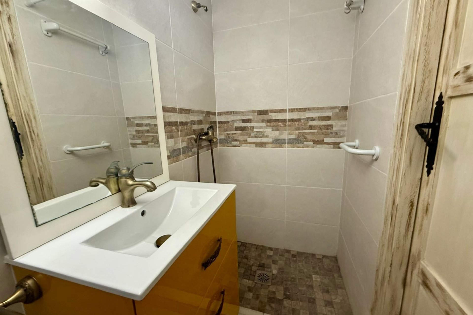 Resale - Casa  -
Piles - Pueblo