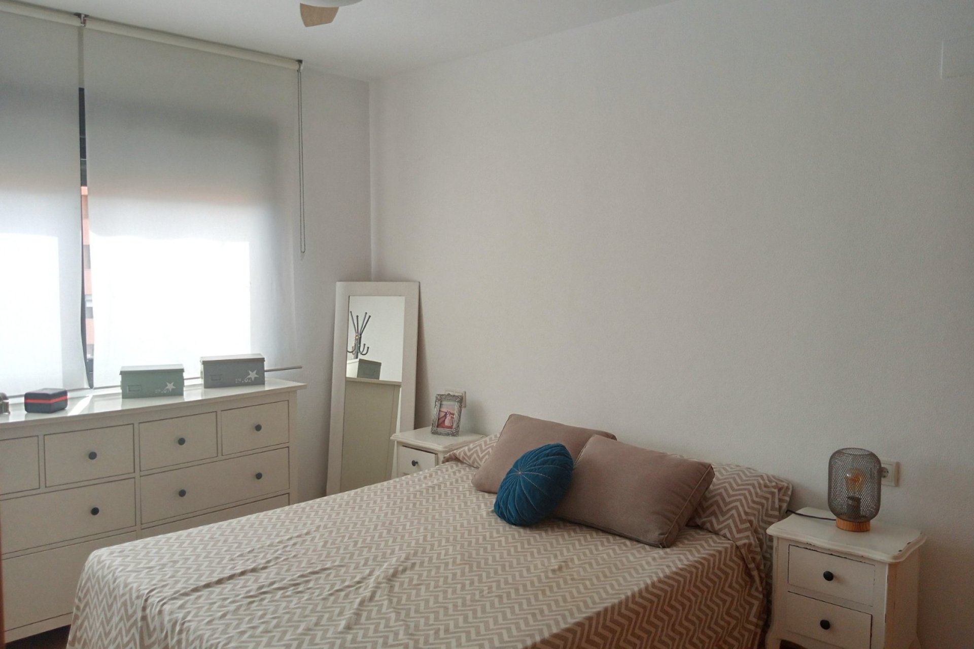 Room - Apartment for sale in a community with a pool in Villajoyosa's Cala (Costa Blanca)