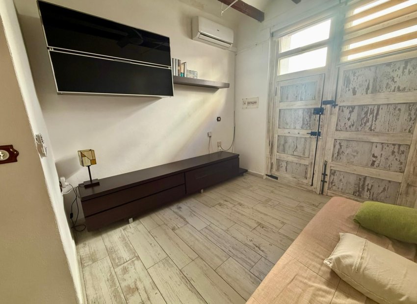 Salón - Casa en venta en Piles reformada.