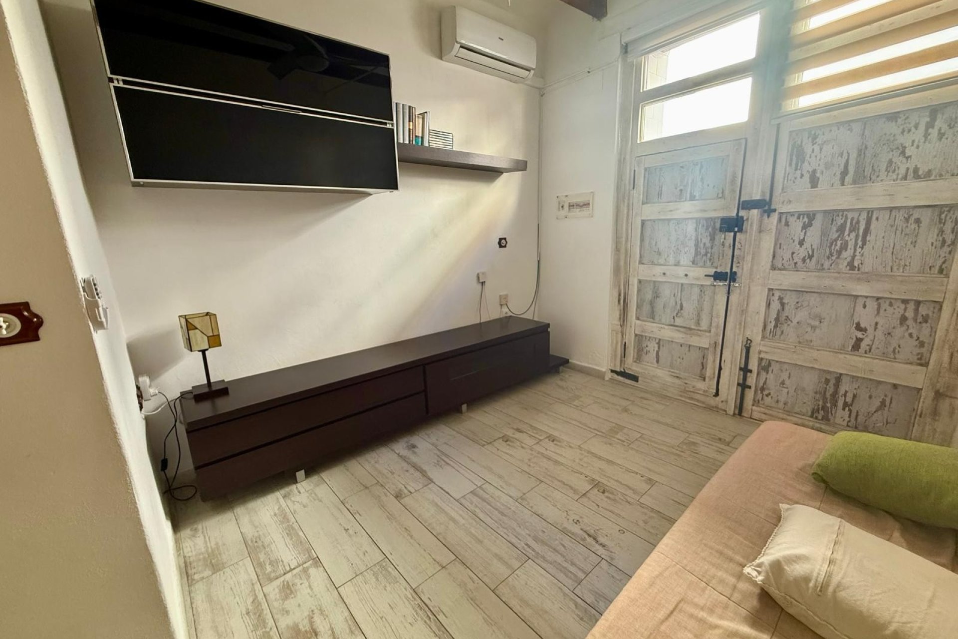 Salón - Casa en venta en Piles reformada.