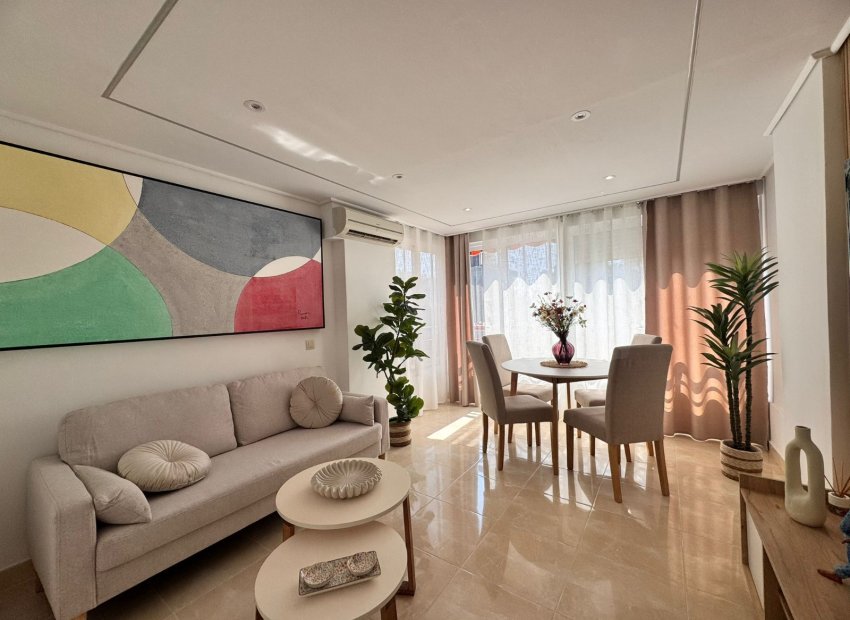 Salon - Urokliwy, odnowiony apartament w Benidorm, zaledwie 550 m od plaży (Costa Blanca)