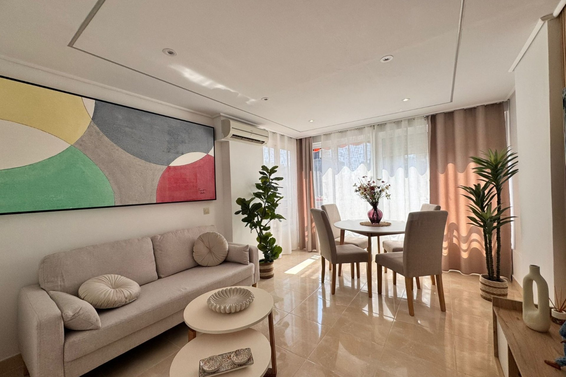 Salon - Urokliwy, odnowiony apartament w Benidorm, zaledwie 550 m od plaży (Costa Blanca)