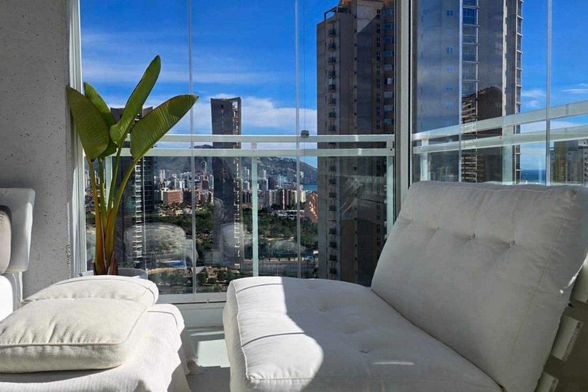 Sofa - Apartament na sprzedaż w Benidormie z widokiem na morze i góry (Benidorm – Costa Blanca)