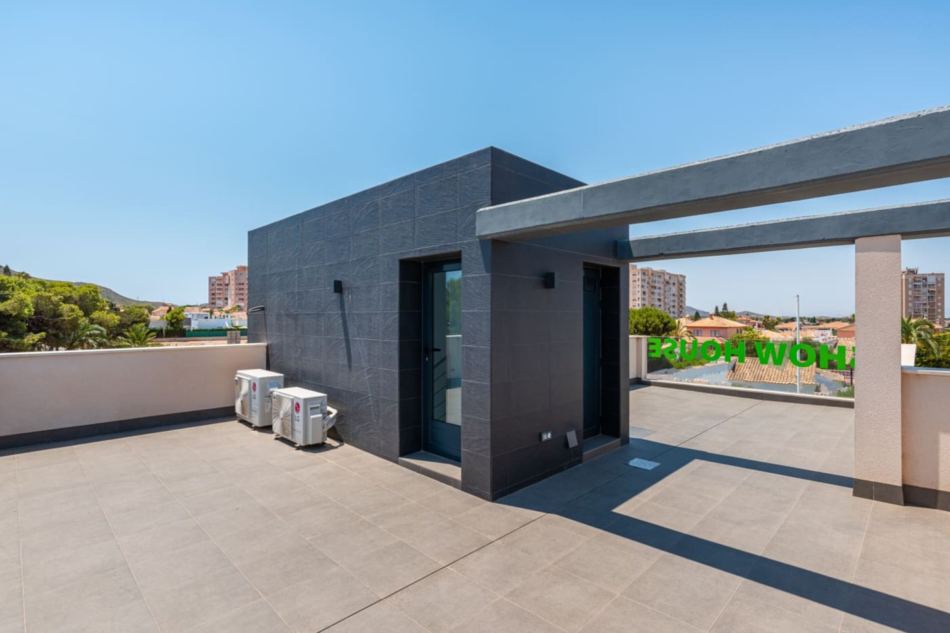 Taras dachowy (solarium) – Wille w Playa Honda, La Manga del Mar Menor, Cartagena (Costa Cálida)