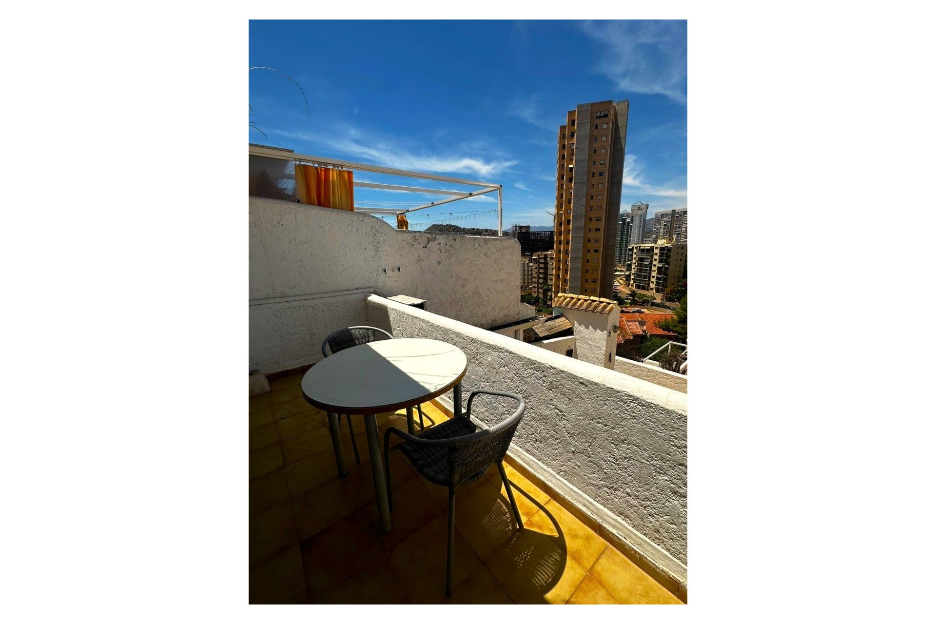 Terraza - Apartamento con encanto en venta en Benidorm con piscina comunitaria (Costa Blanca)