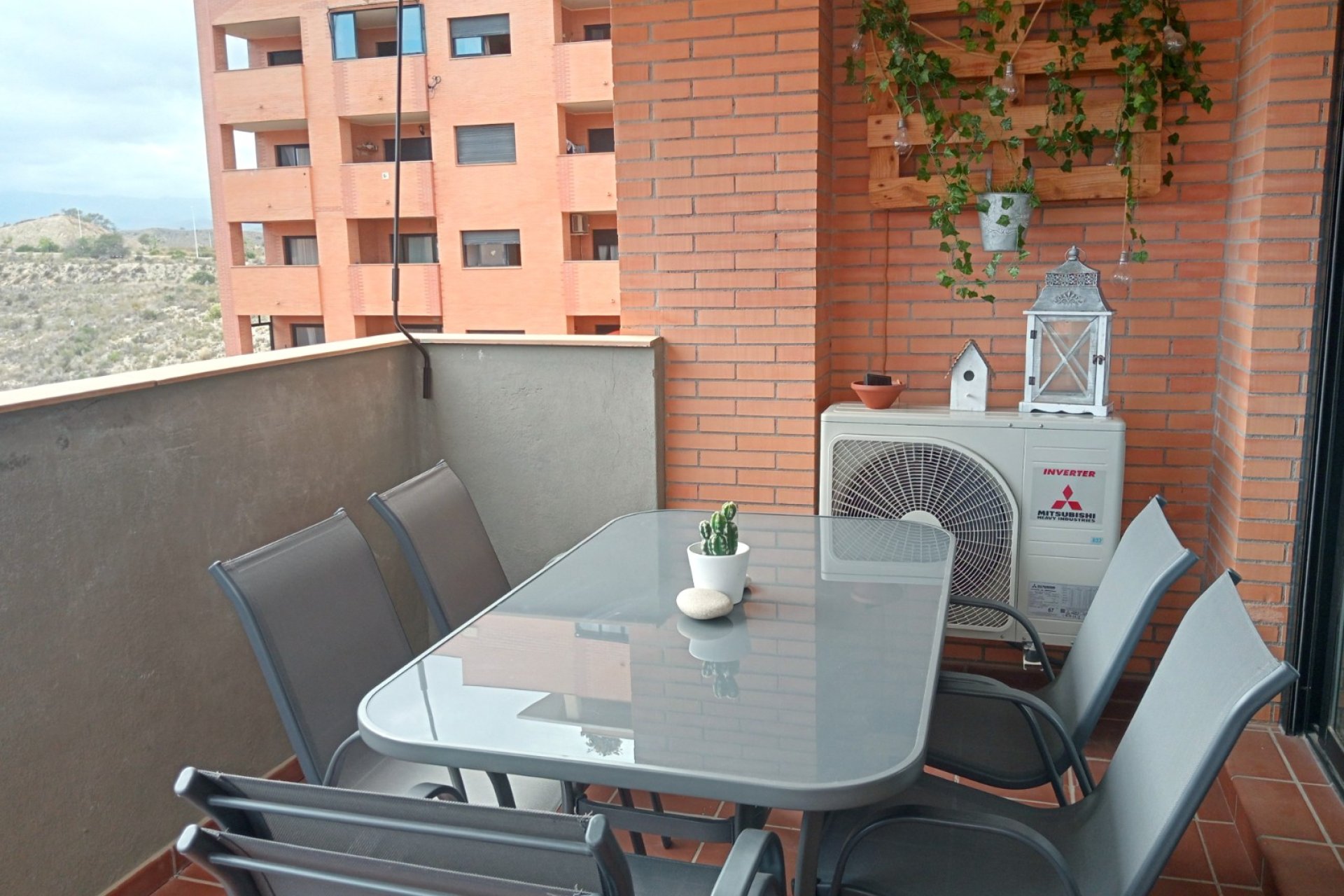 Terraza - Piso con urbanización con piscina en venta en la cala de Villajoyosa (Costa Blanca)