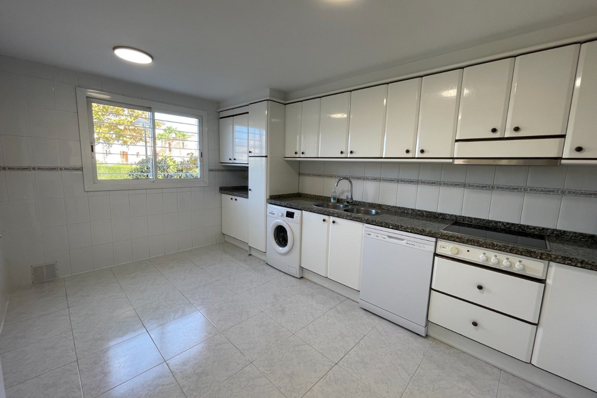 Wiederverkauf - Stadthaus -
Albir - center