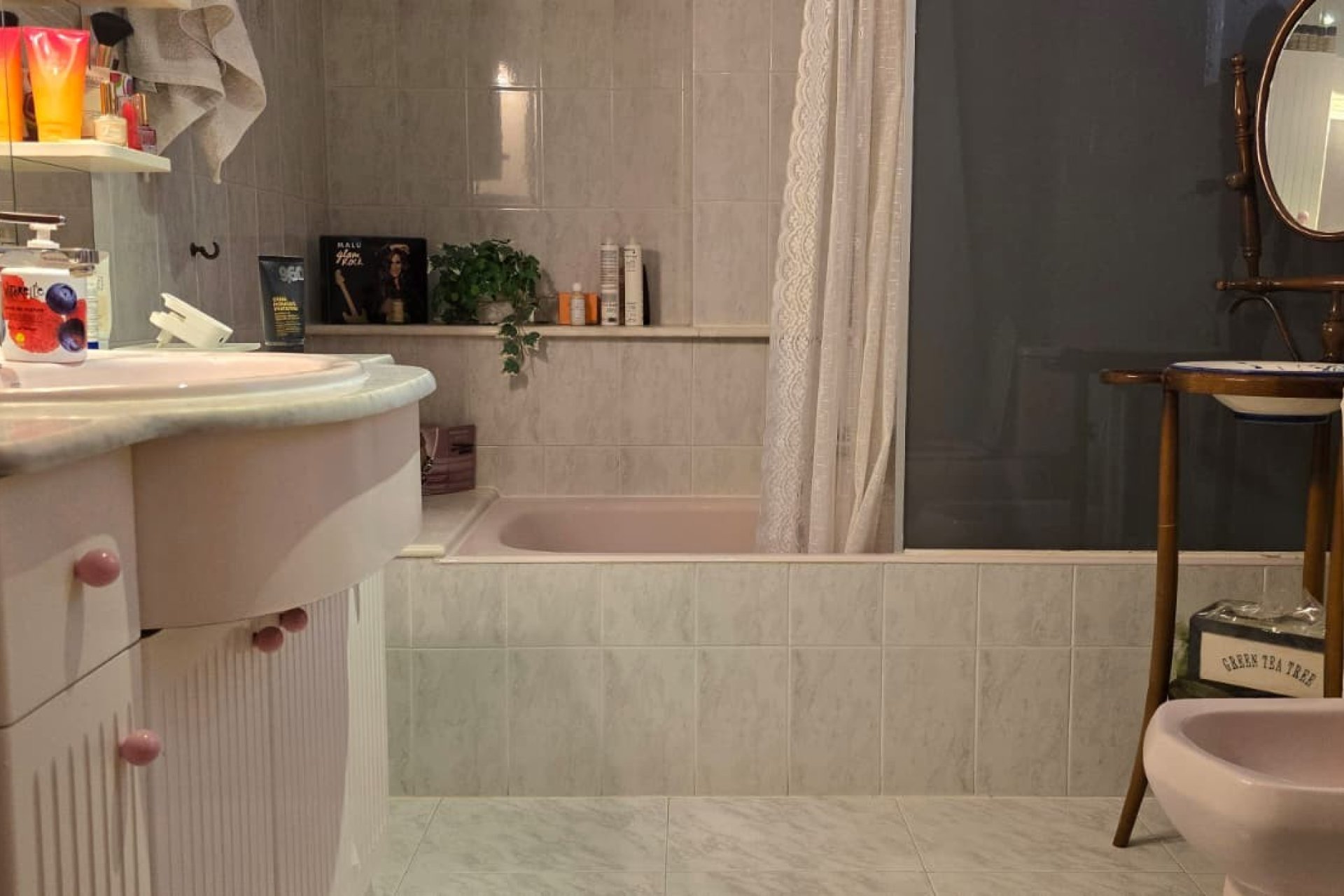 Wiederverkauf - Wohnung -
