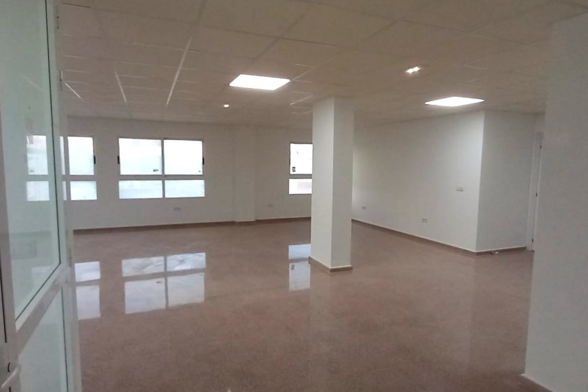 Wynajem długoterminowy - Lokal  -
Callosa De Ensarrià