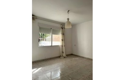 Segunda mano - Pareado  -
Albir - centro