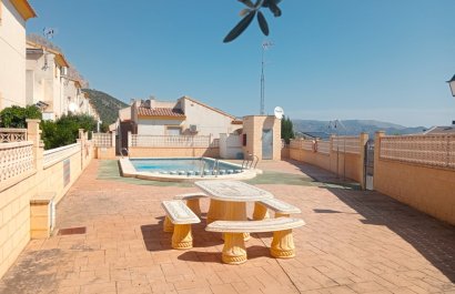 Piscina - Encantador chalet en venta independiente en esquina con vistas al mar y la montaña – Polop (Costa Blanca)