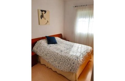 Dormitorio - Piso en buena urbanización y piscina comunitaria en venta en Benidorm (Costa Blanca)