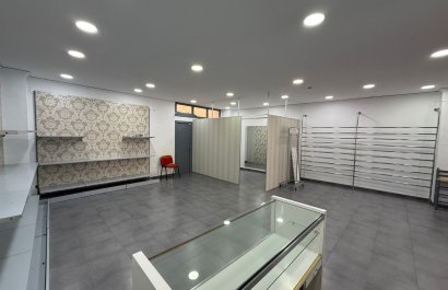 Entrada - Se vende amplio local en Tavernes de la Valldigna