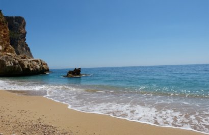 cala moraig - Descubre el lugar donde cada día se siente como unas vacaciones. Este exclusivo apartamento de dos dormitorios combina diseño, confort y una ubicación privilegiada en uno de los enclaves más espectaculares de la Costa Blanca.  Su elegante sa